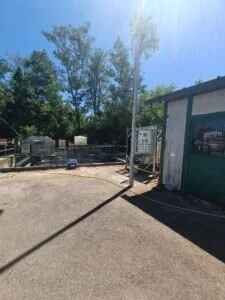 Area esterna di un impianto di trattamento acque con macchinari industriali e pannelli di controllo.