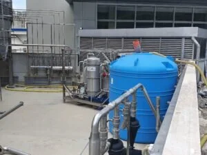 Impianto industriale con serbatoio blu e sistema di filtrazione utilizzato in progetti di ricerca e innovazione.