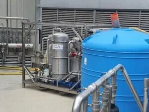 Impianto di trattamento industriale con serbatoio blu e struttura in acciaio inox per attività di ricerca e innovazione.