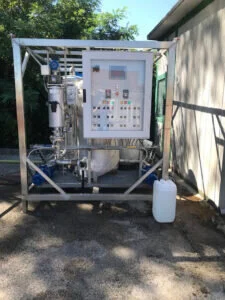 Impianto pilota montato su telaio metallico con quadro elettrico di controllo per la ricerca industriale.