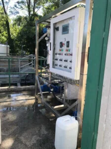 Quadro di controllo elettrico installato su una struttura metallica presso un impianto di trattamento acque reflue.