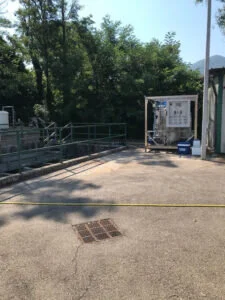 Impianto di trattamento acque reflue industriali installato all'aperto presso un sito produttivo.