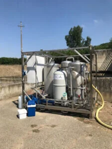 Impianto pilota mobile in acciaio inox per il trattamento di reflui contaminati utilizzato in progetti di ricerca.