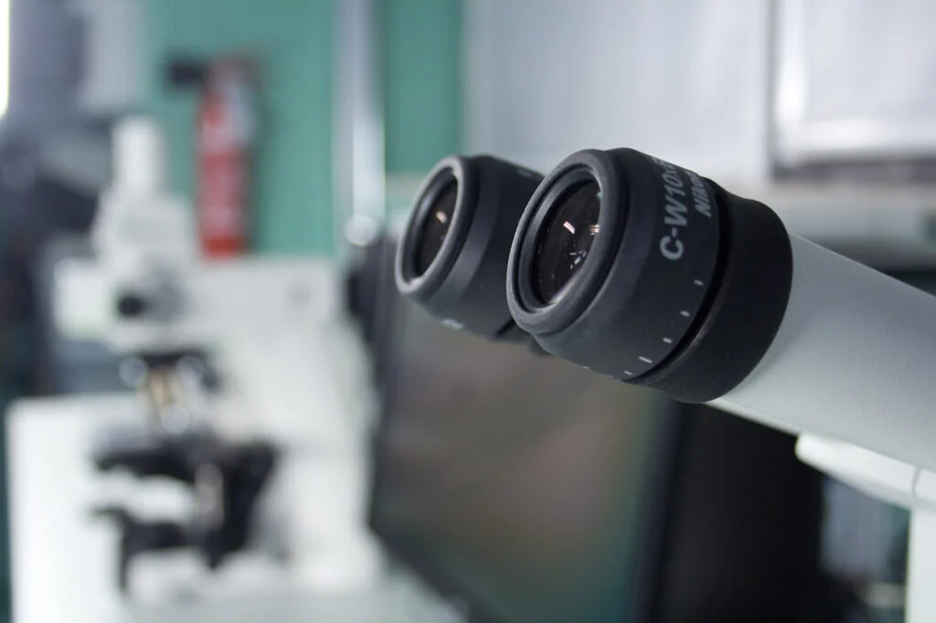 Dettaglio degli oculari di un microscopio ottico utilizzato per le analisi di laboratorio.