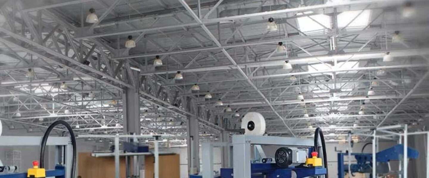 Interno di un capannone industriale con macchinari per la produzione di film plastici presso Nanoactive Film Srl.