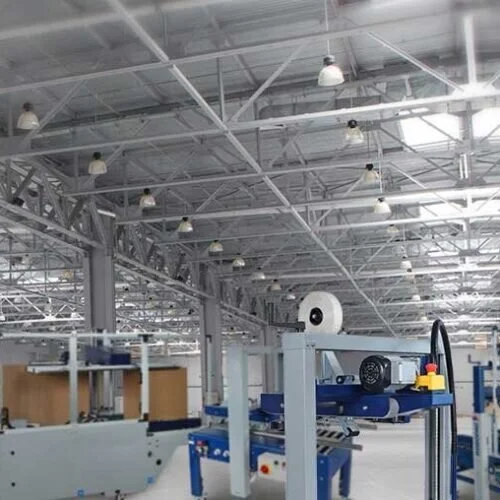 Interno di un capannone industriale con macchinari per la produzione di film plastici presso Nanoactive Film Srl.