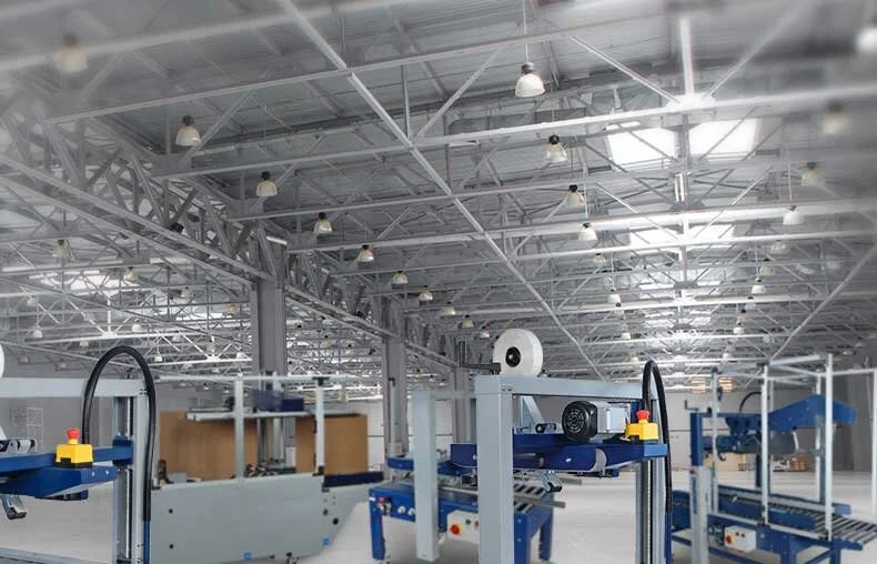 Interno di un capannone industriale con macchinari per la produzione di film plastici presso Nanoactive Film Srl.