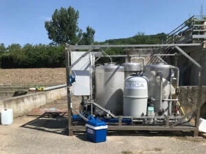 Impianto pilota industriale in acciaio inox per il trattamento delle acque reflue installato all'aperto.