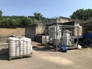Impianto pilota per il trattamento delle acque reflue installato all'aperto presso un sito industriale.