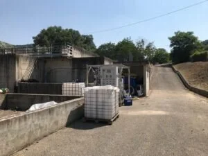 Impianto di trattamento acque reflue con cisterne e quadro elettrico di controllo all'aperto